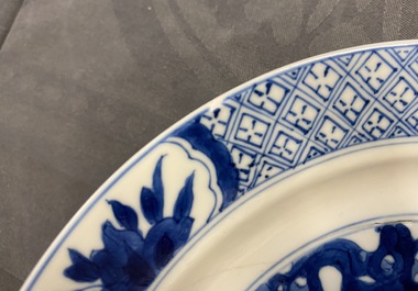 Deux assiettes en porcelaine de Chine en bleu et blanc, marque et &eacute;poque de Kangxi